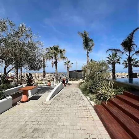 Sunny Retreat On The דירה